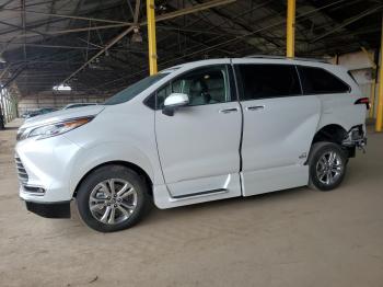  Salvage Toyota Sienna