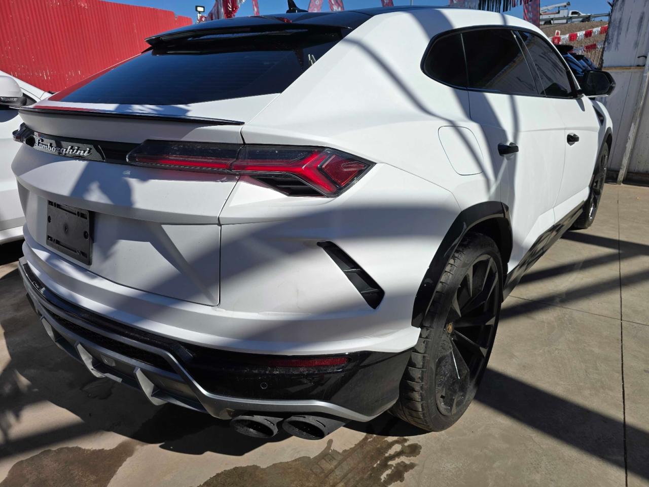 Lamborghini Urus Image 2