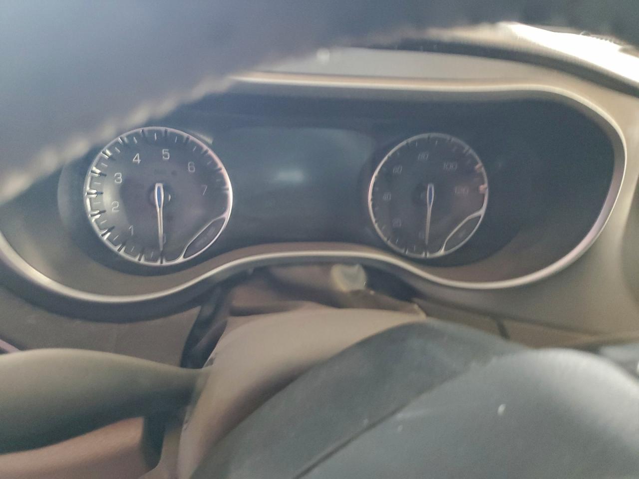 Chrysler Pacifica Touring L Image 2