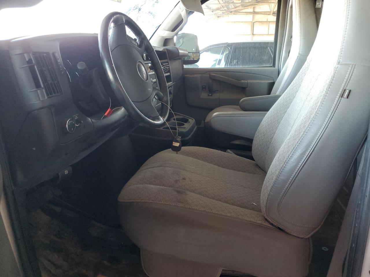 GMC Savana G2500 Image 6