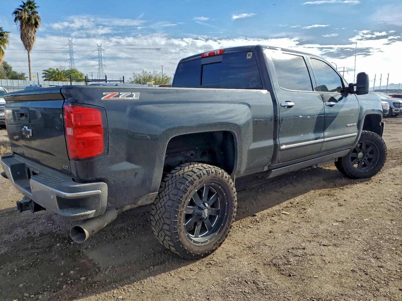 Chevrolet Silverado K2500 Heavy Duty Ltz Image 3