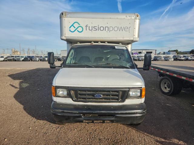 Ford Econoline E450 Super Duty Cutaway Van Image 4