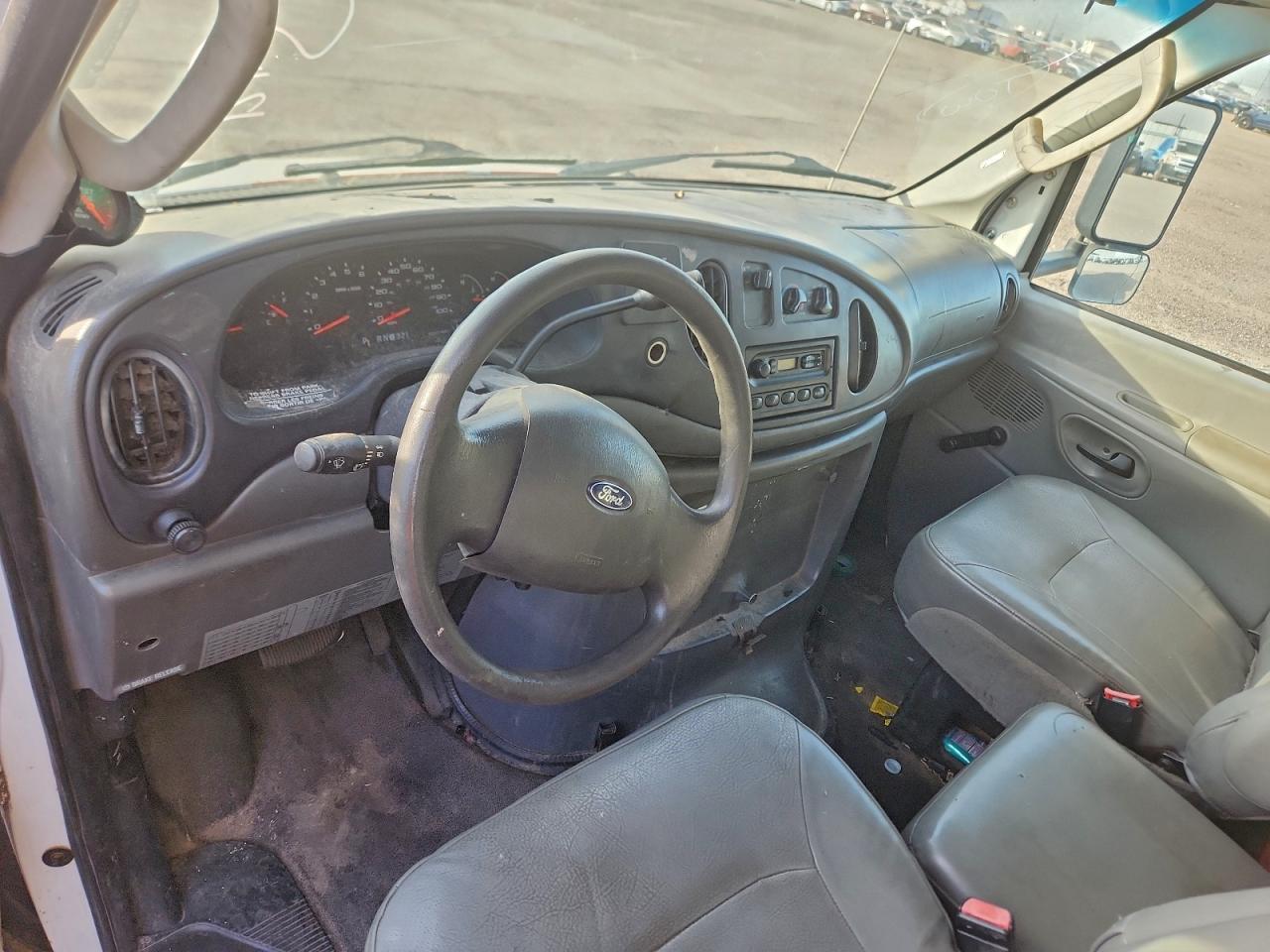 Ford Econoline E450 Super Duty Cutaway Van Image 13