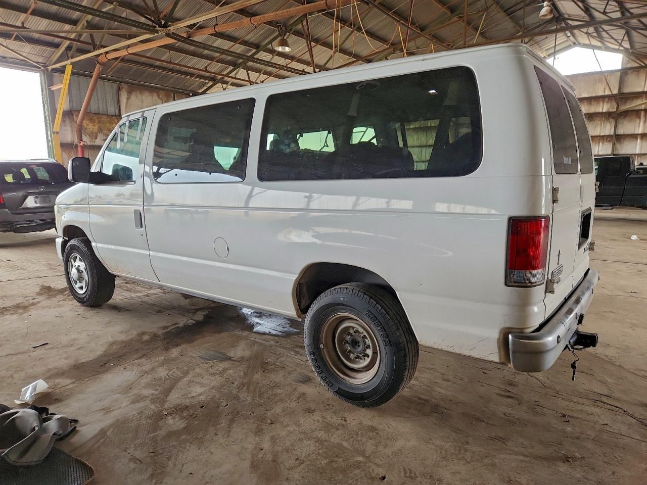Ford Econoline E350 Super Duty Wagon Image 3