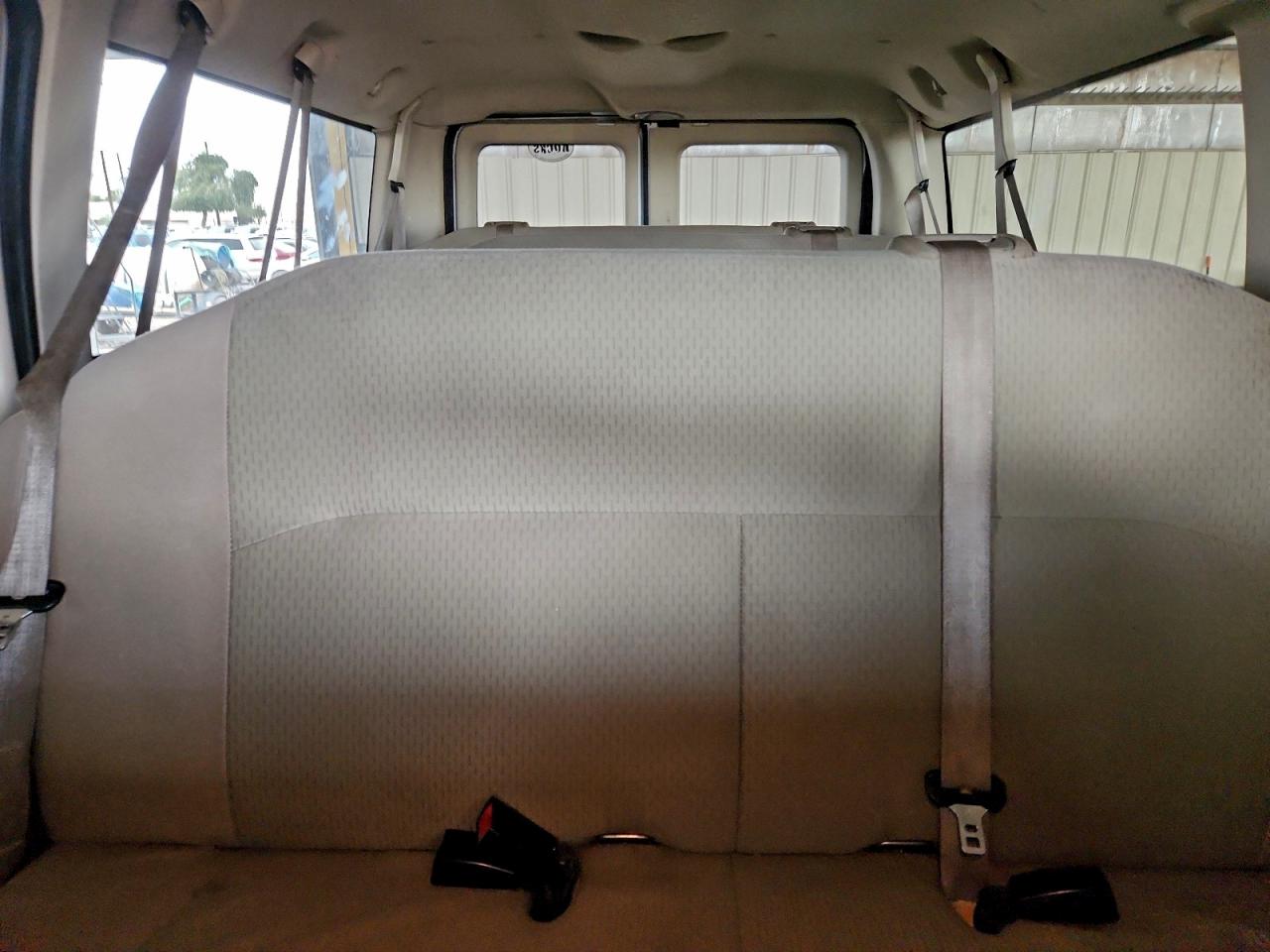 Ford Econoline E350 Super Duty Wagon Image 6