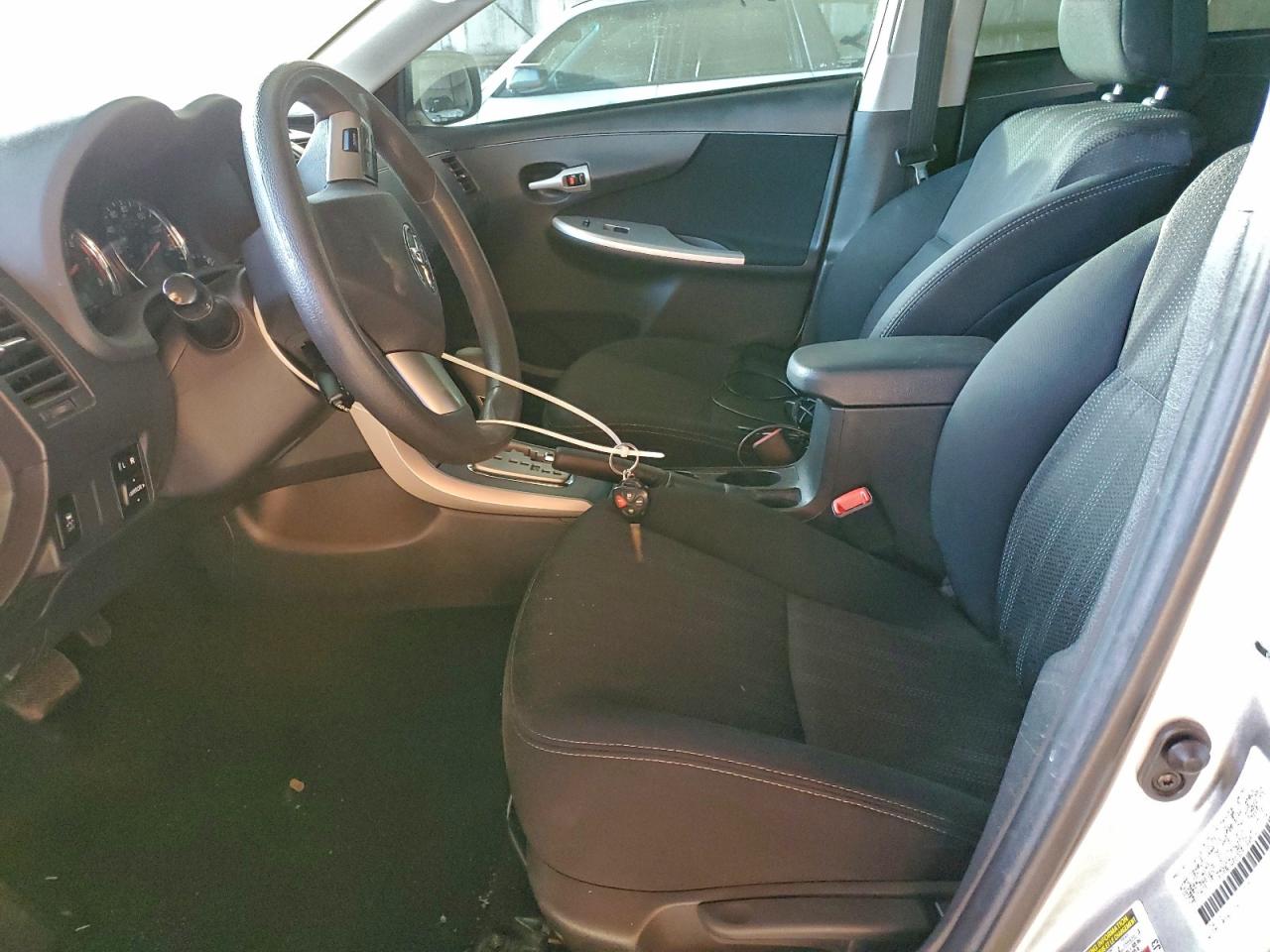 Toyota Corolla Base Image 8