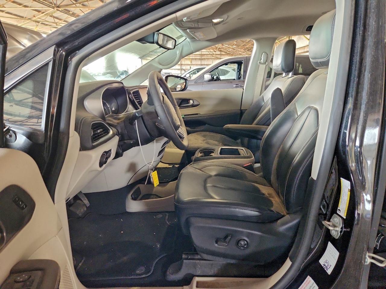 Chrysler Pacifica Hybrid Touring L Image 4