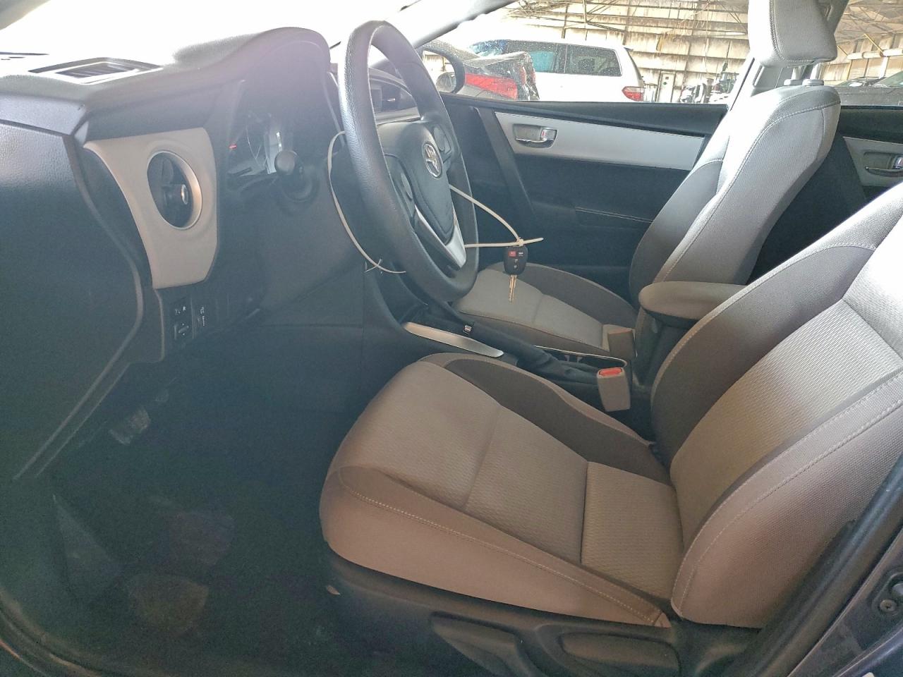 Toyota Corolla L Image 6