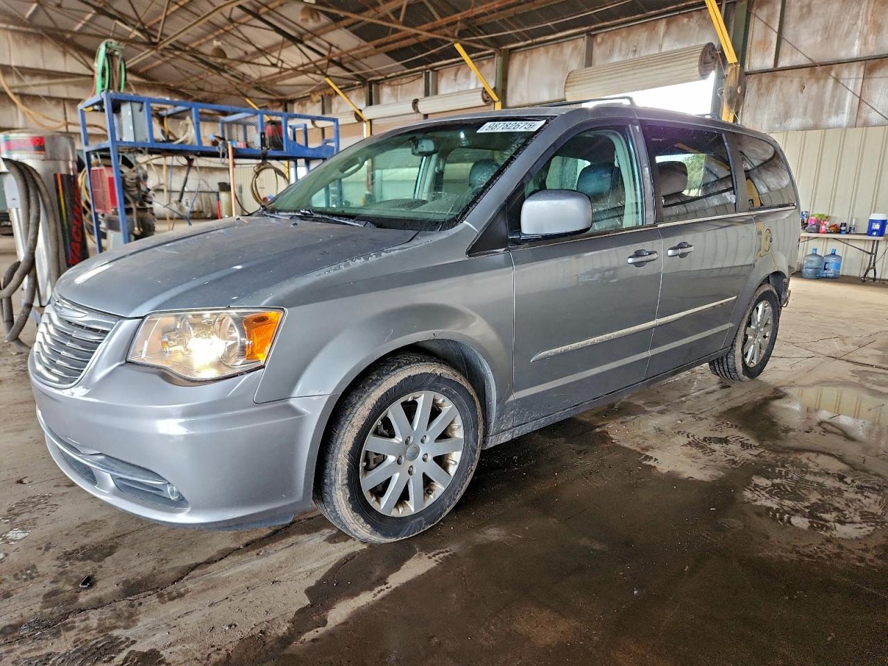 Chrysler Minivan Touring Image 1
