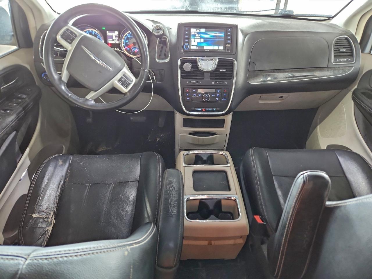 Chrysler Minivan Touring Image 3