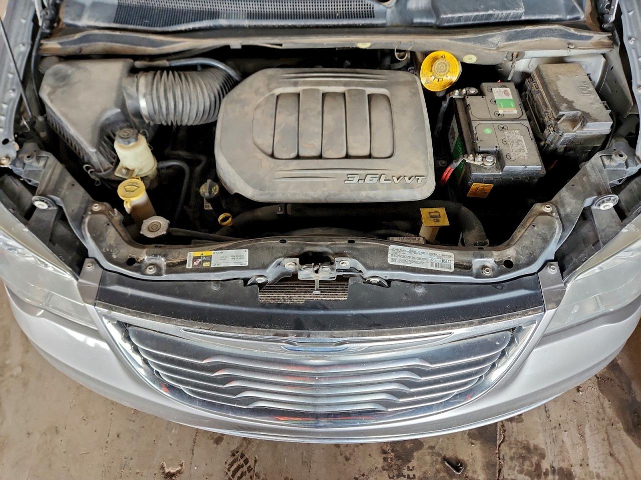 Chrysler Minivan Touring Image 8