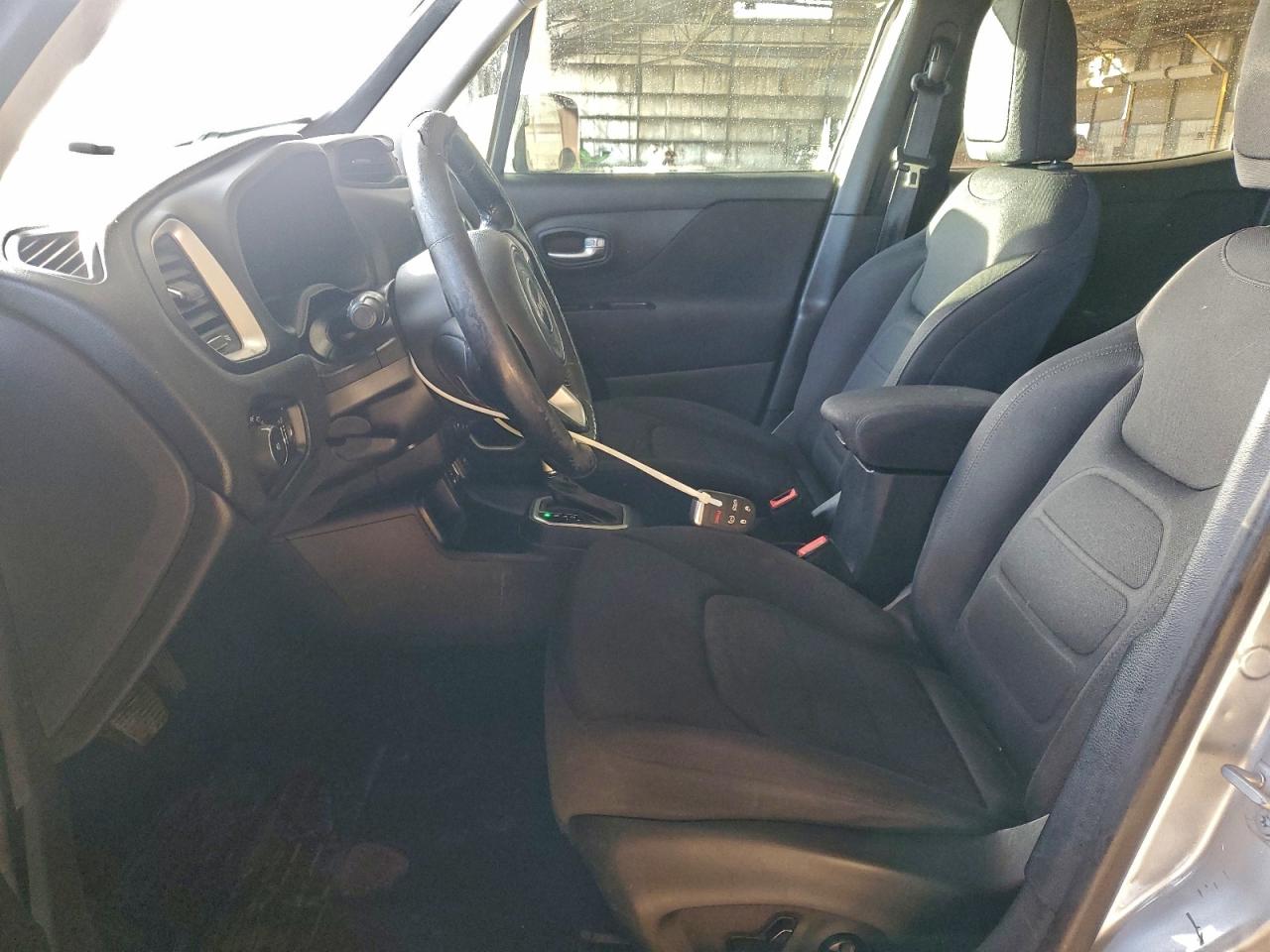 Jeep Renegade Latitude Image 9