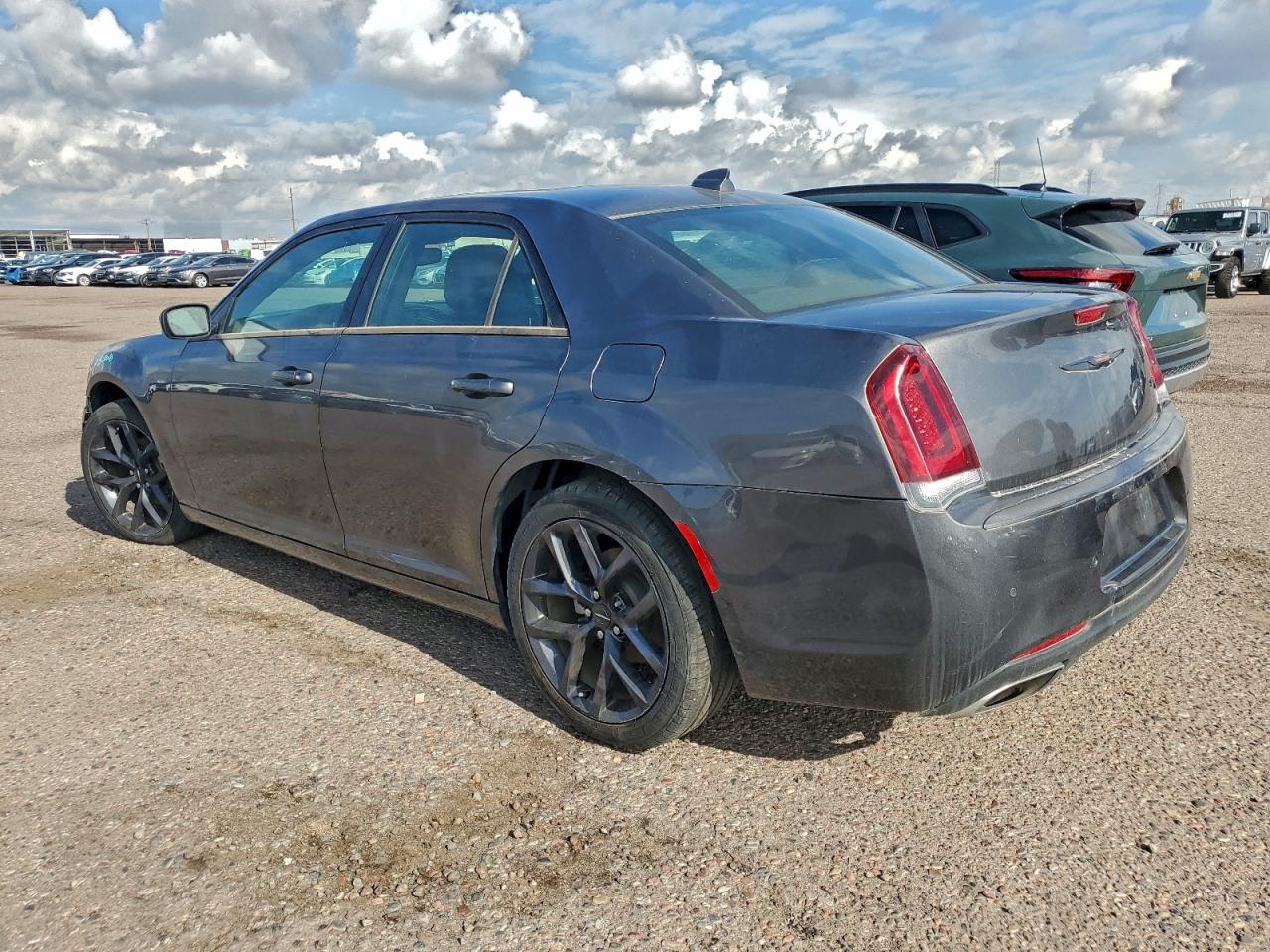 Chrysler 300 S Image 7