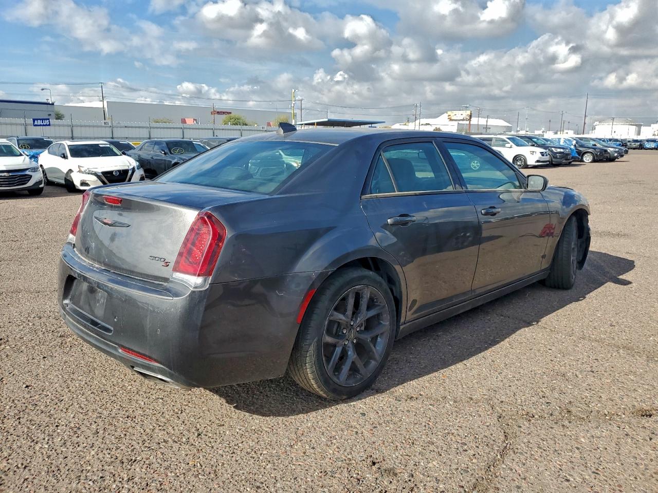 Chrysler 300 S Image 2