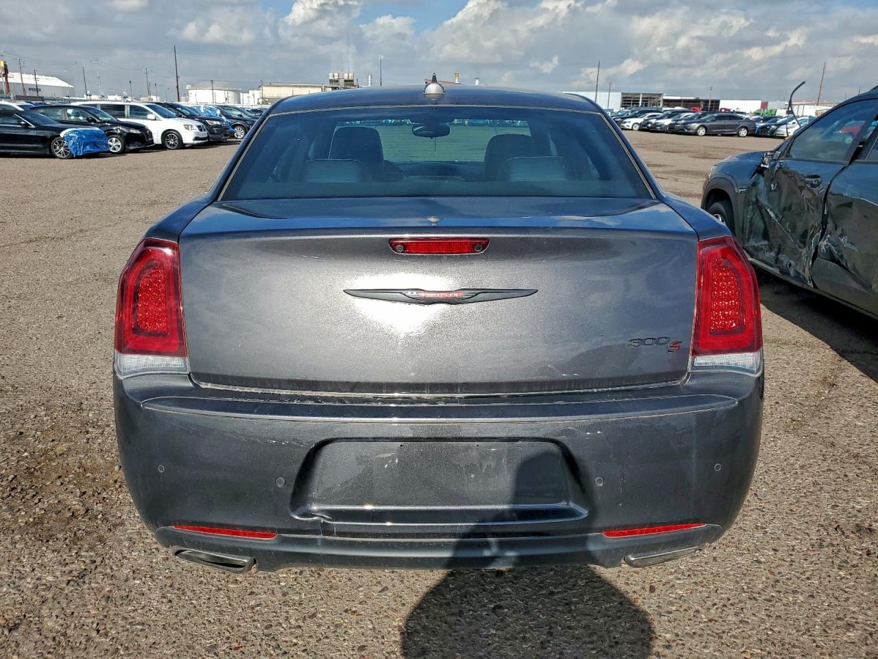 Chrysler 300 S Image 6