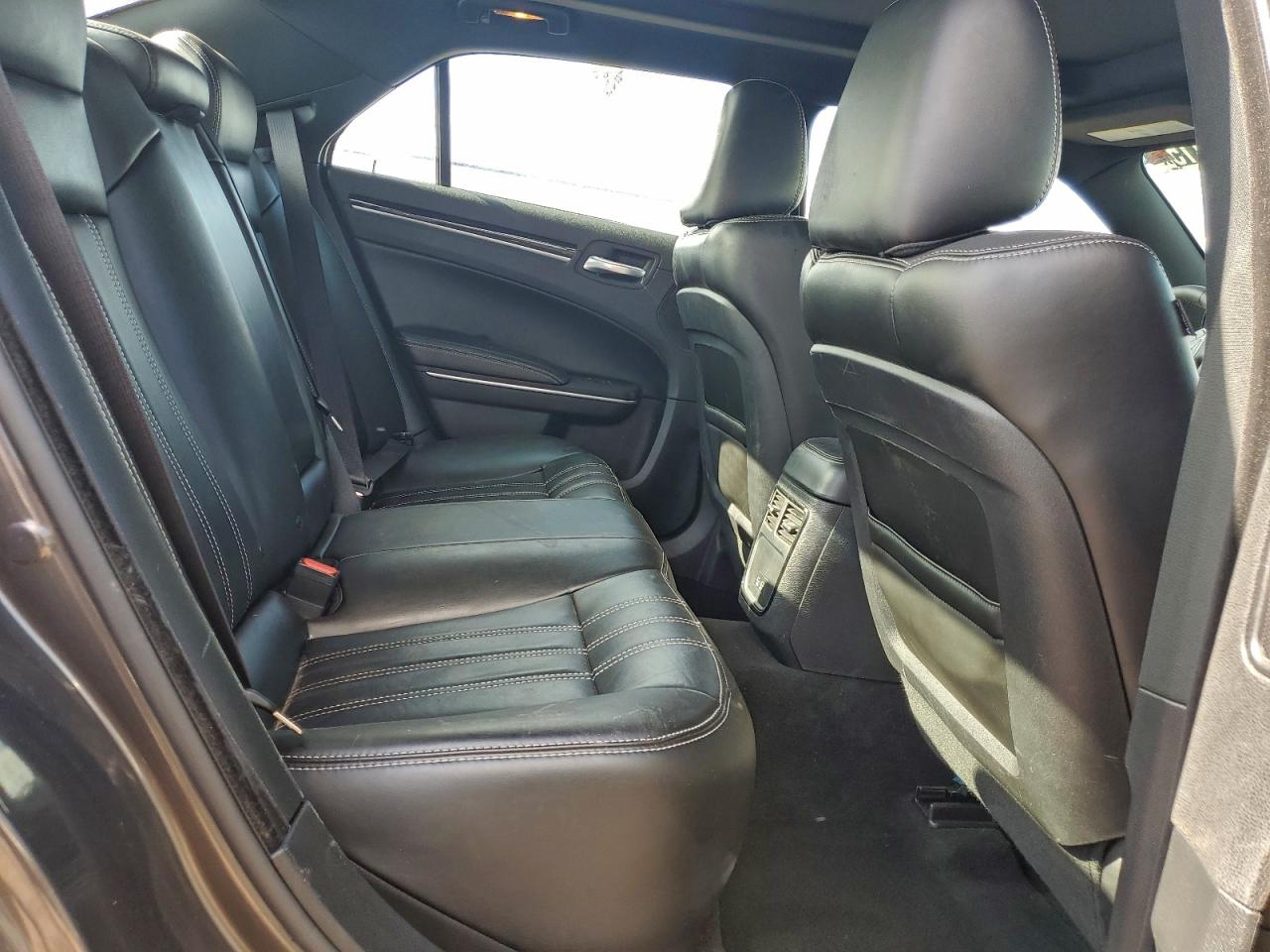 Chrysler 300 S Image 10