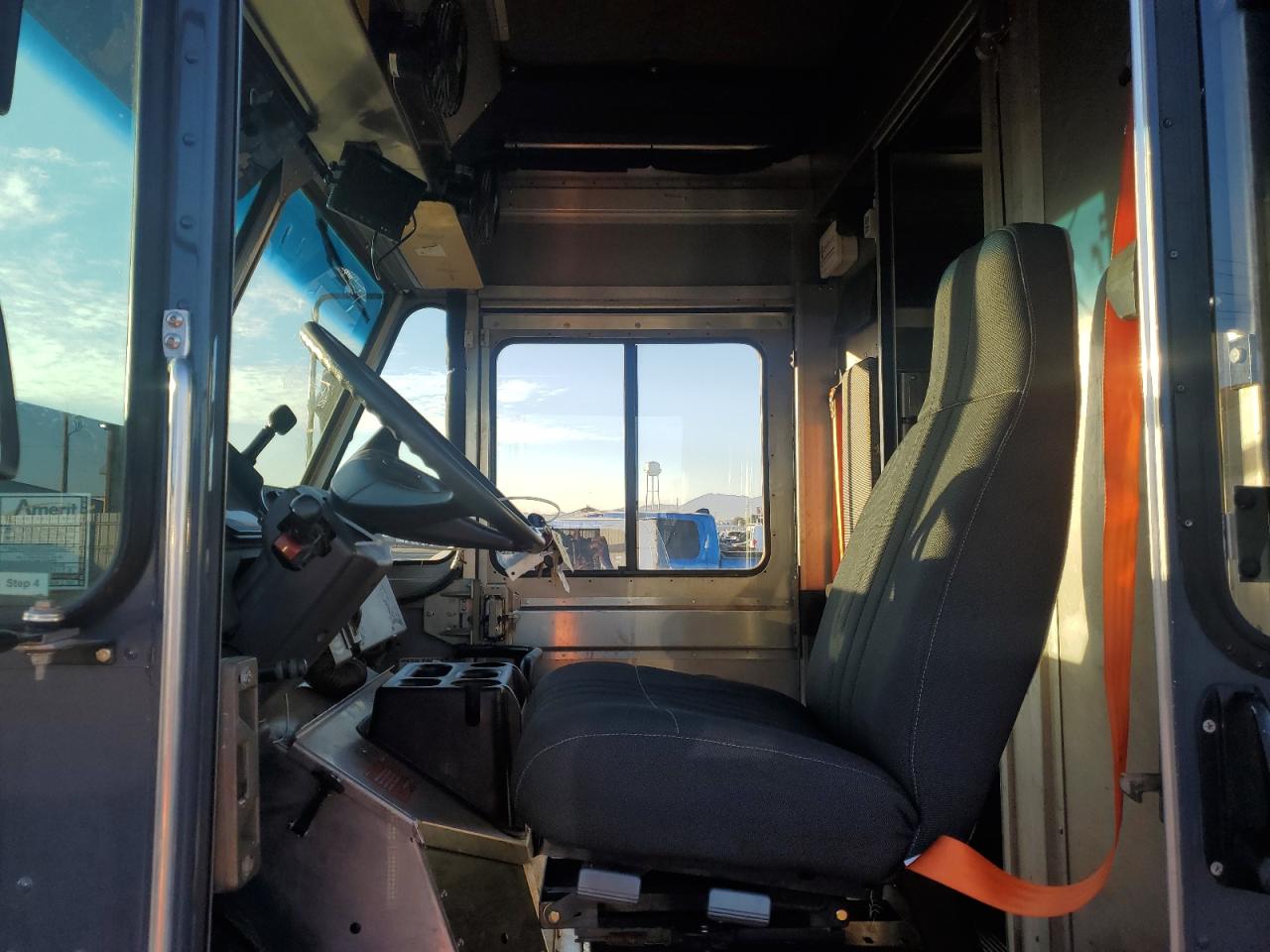 Freightliner Mt45 M Line Walk-in Van Image 3