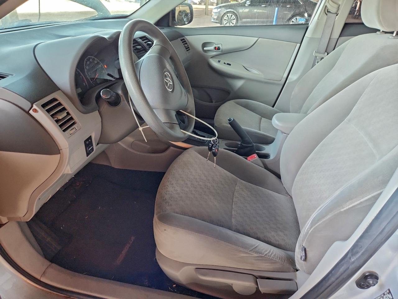 Toyota Corolla Base Image 8