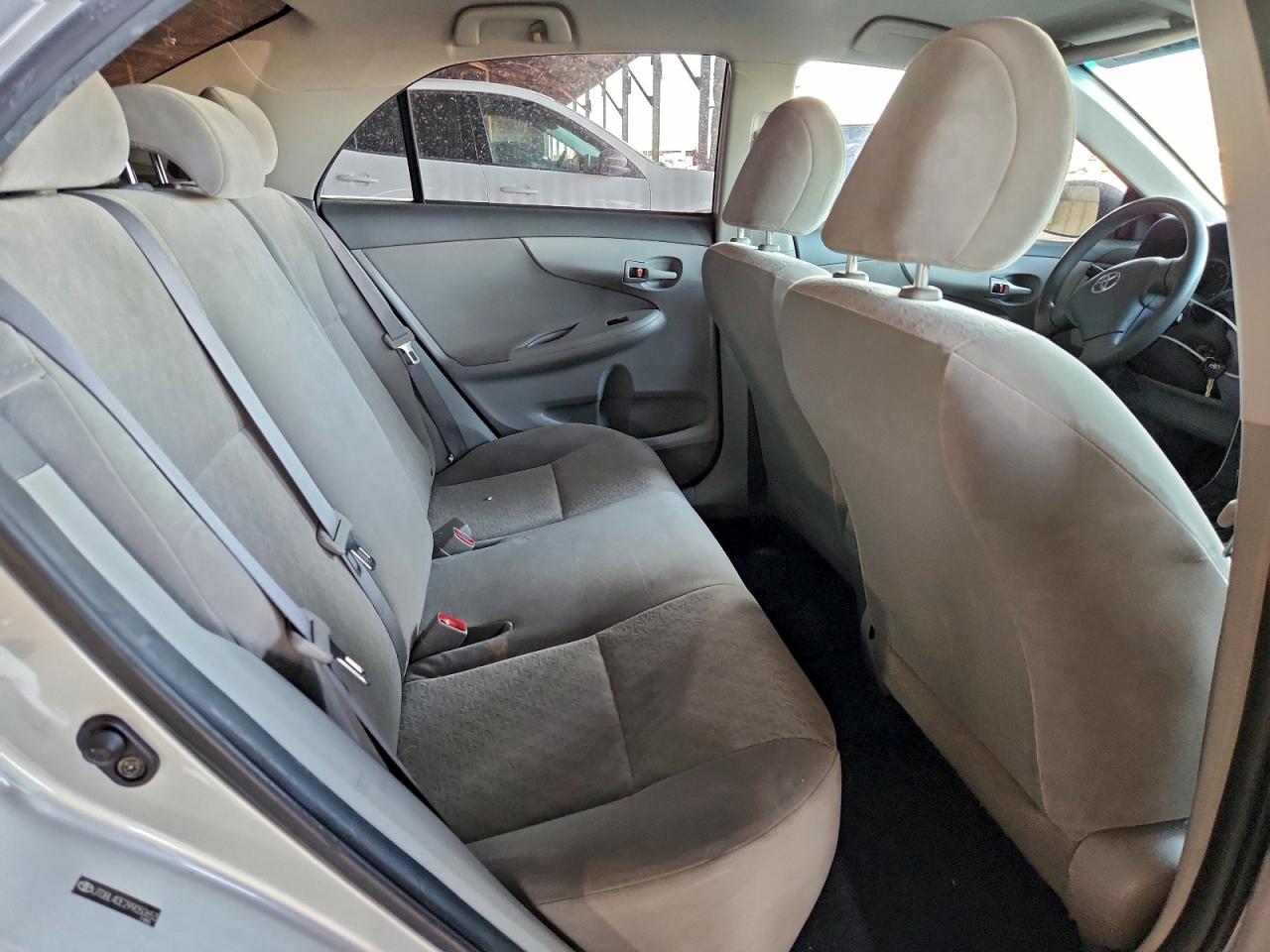 Toyota Corolla Base Image 12