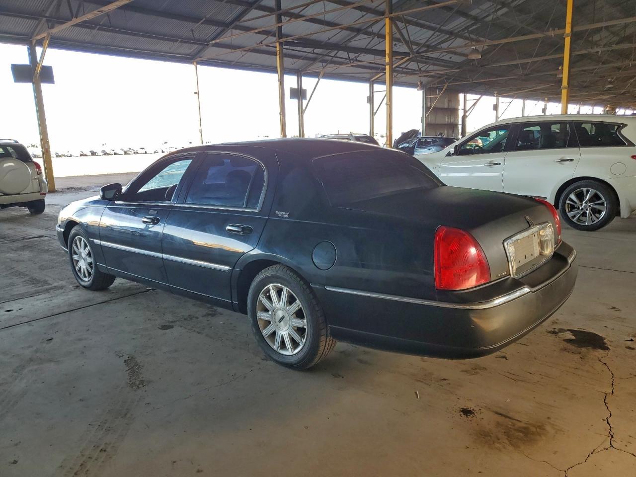 Lincoln Towncar Signature Limited Image 4