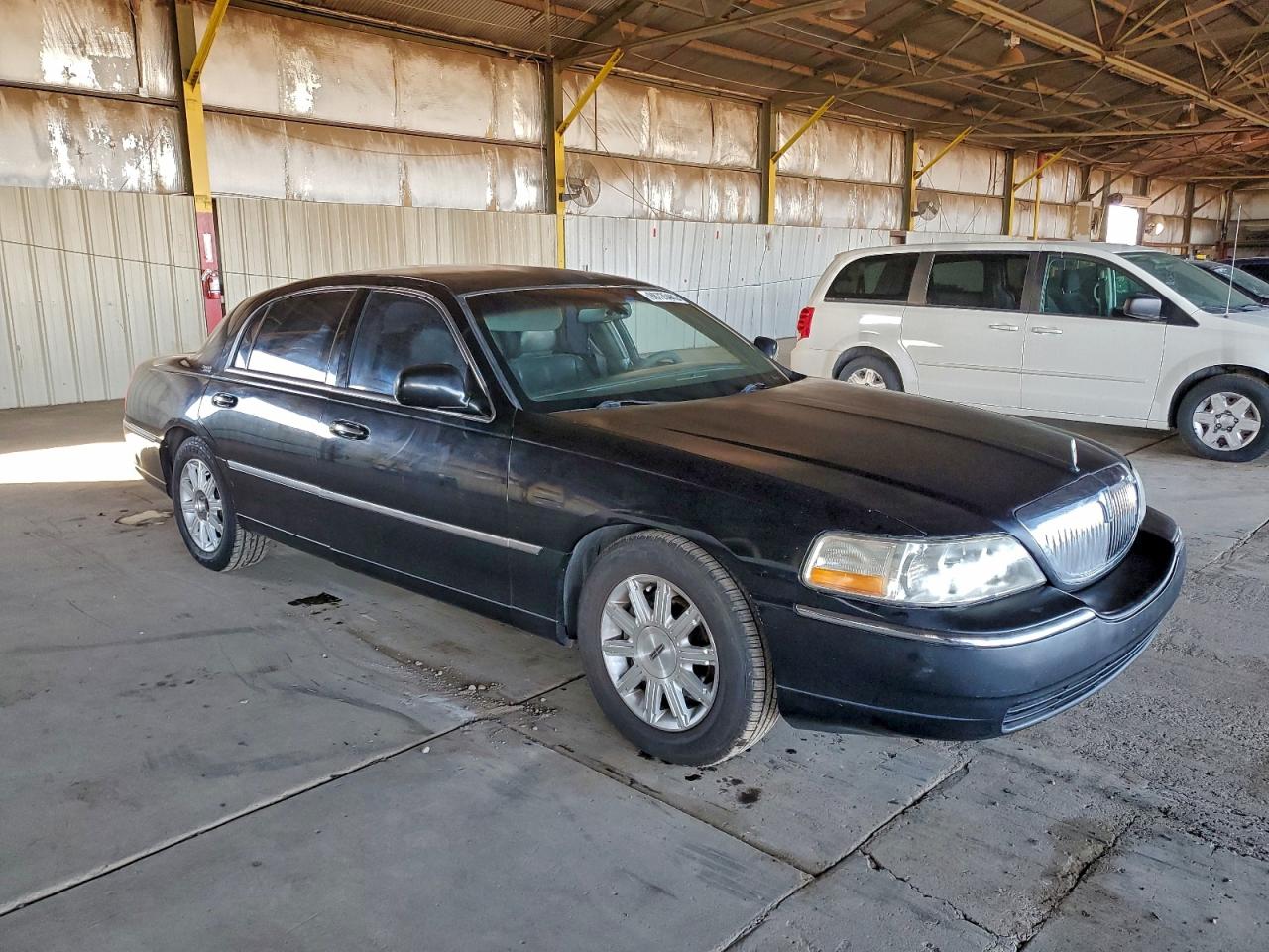 Lincoln Towncar Signature Limited Image 2