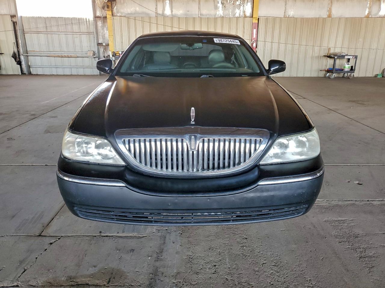 Lincoln Towncar Signature Limited Image 5