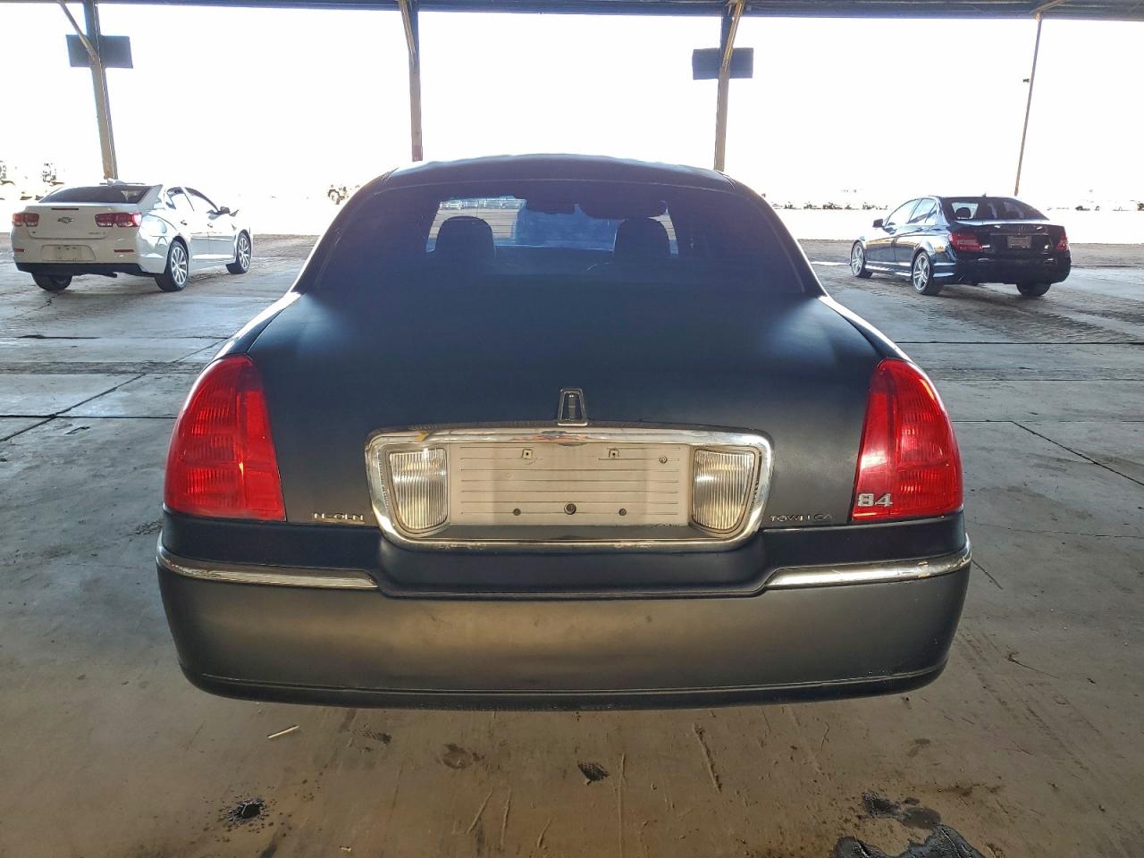 Lincoln Towncar Signature Limited Image 12