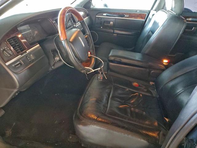 Lincoln Towncar Signature Limited Image 11