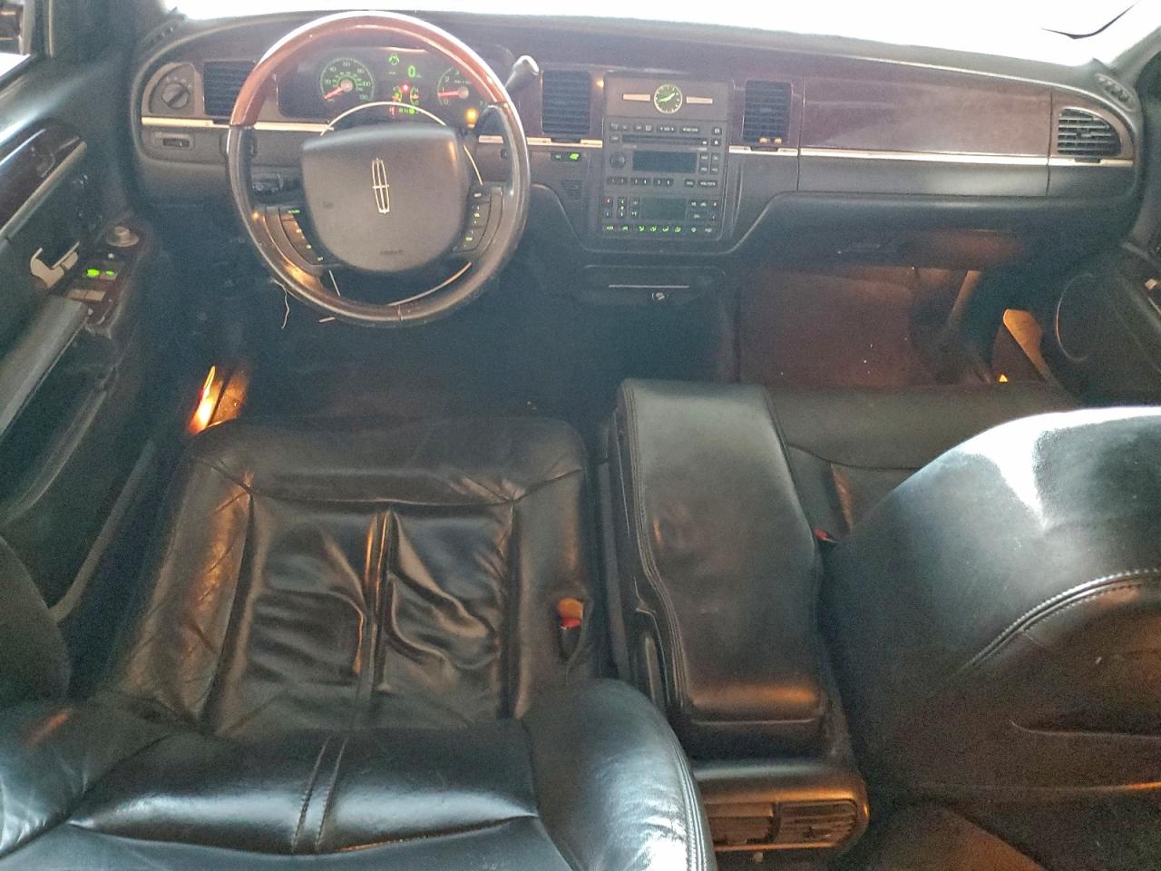 Lincoln Towncar Signature Limited Image 3