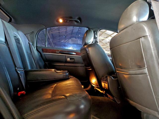 Lincoln Towncar Signature Limited Image 8