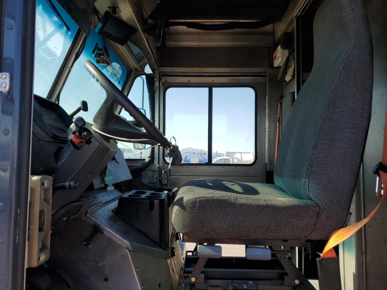 Freightliner Chassis M M Line Walk-in Van Image 6