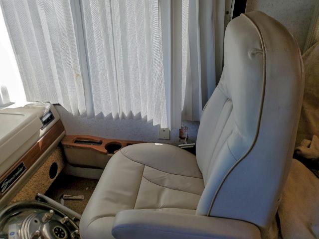 Ford F-550 Super Duty Stripped Chassis Image 6