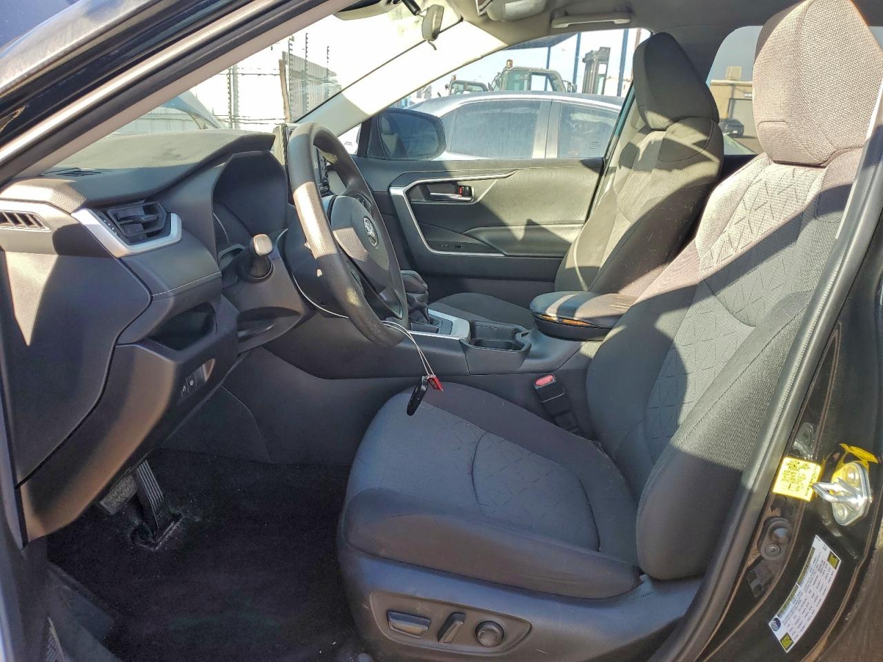 Toyota RAV4 Xle Image 4