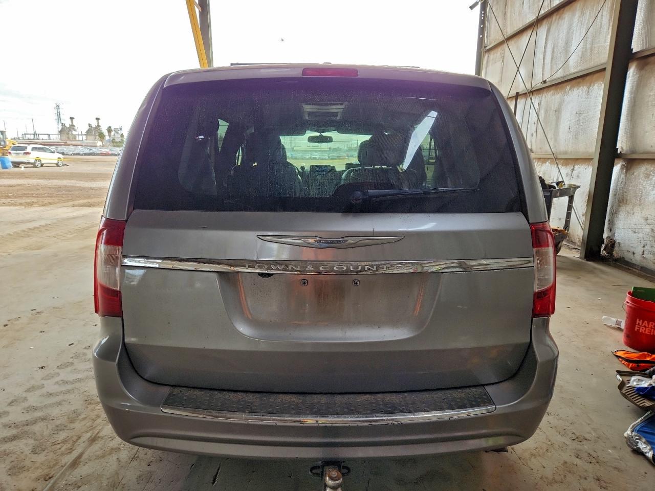 Chrysler Minivan Touring Image 2