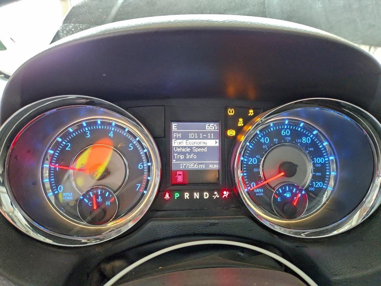 Chrysler Minivan Touring Image 4