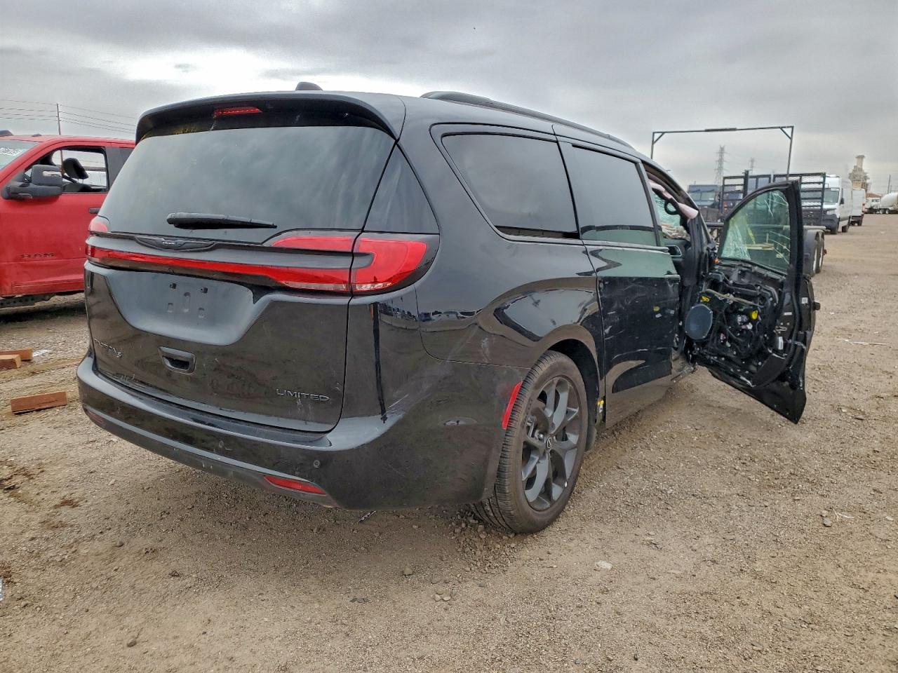 Chrysler Pacifica Limited Image 2