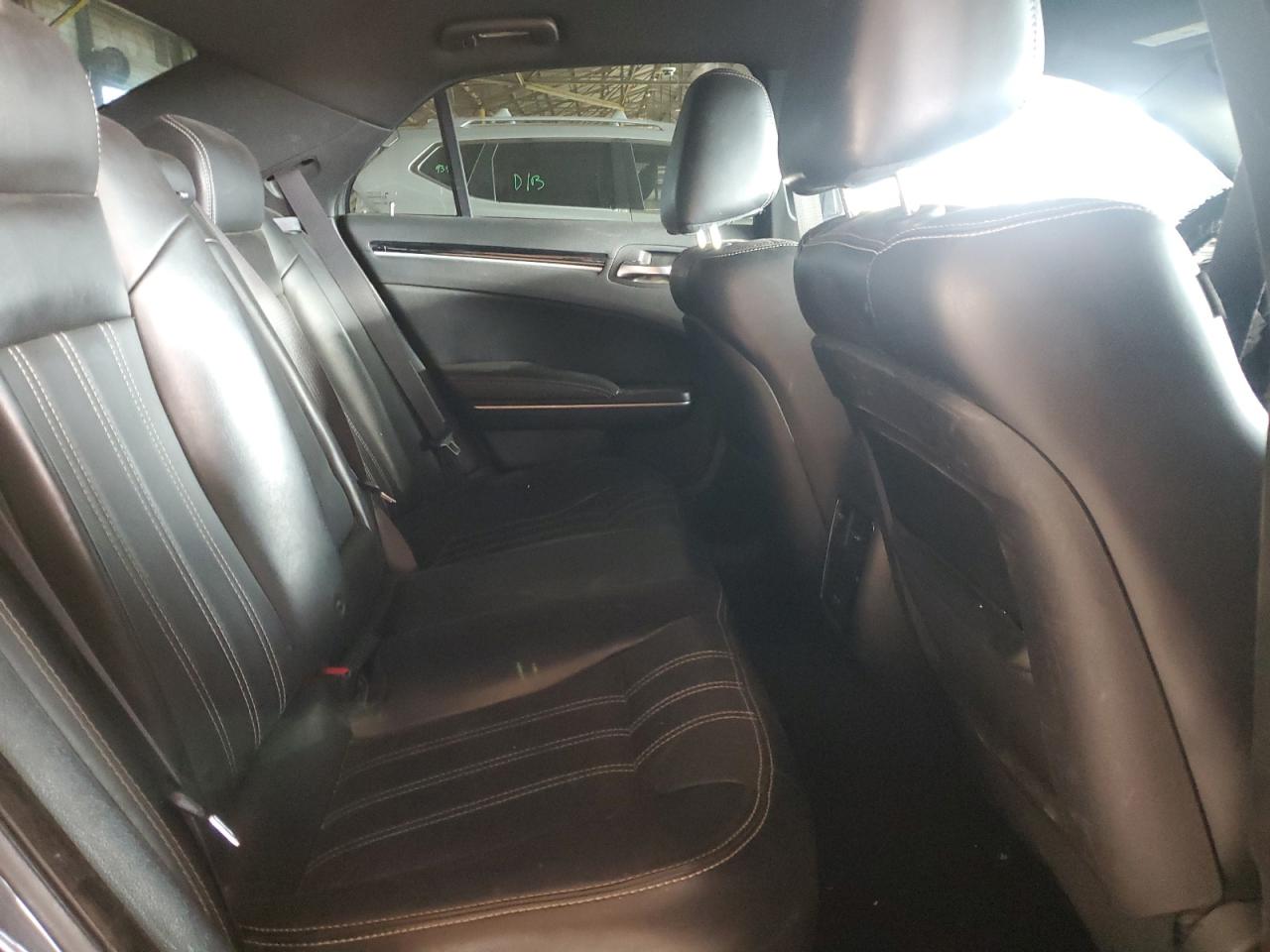 Chrysler 300 S Image 7