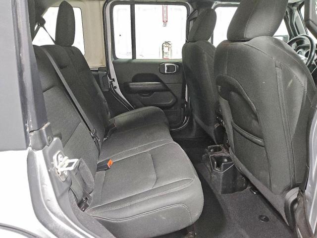 Jeep Wrangler Sahara Image 11